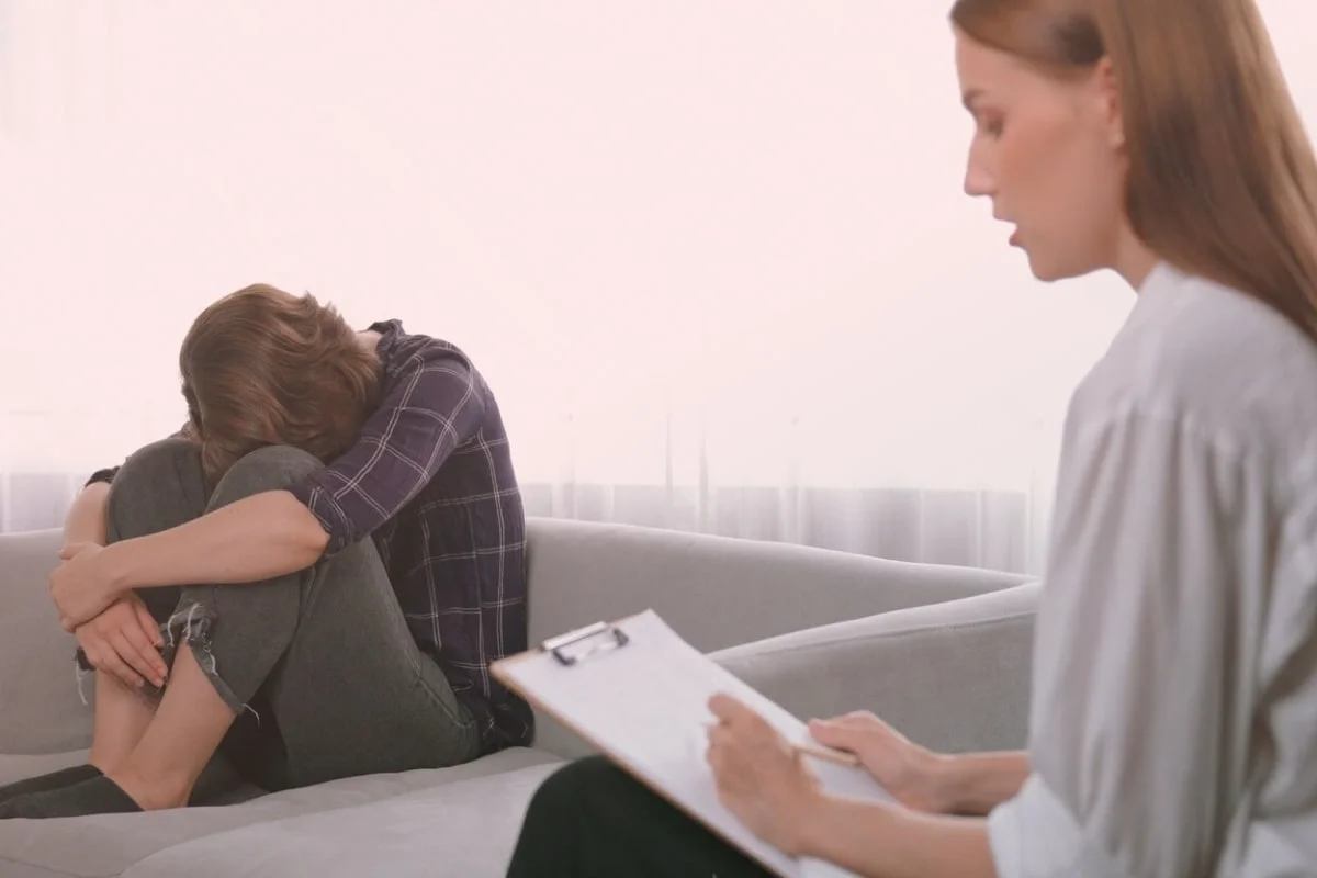 Сеанс психотерапии Врач слушает пациента